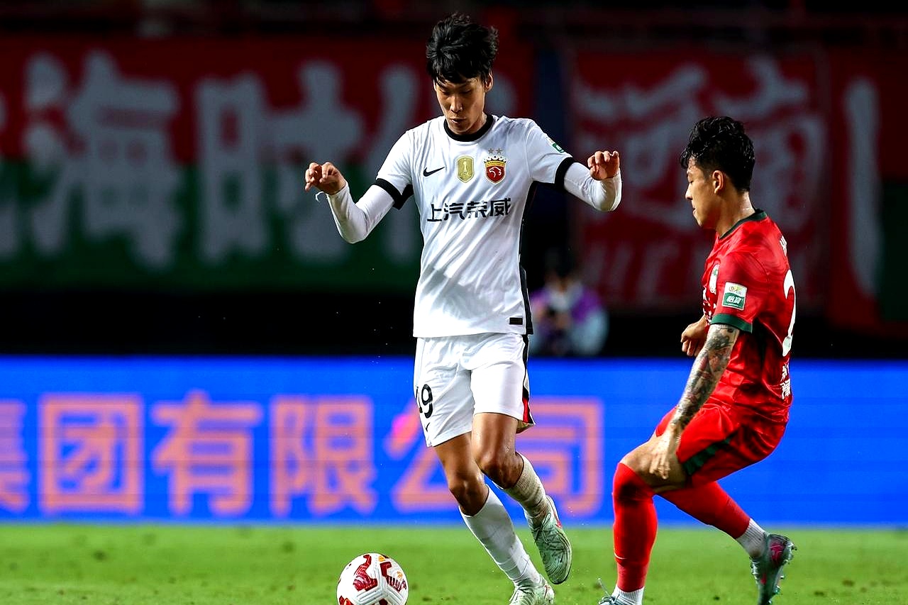 上海海港迎葡超关键赛；国际比赛日迎来里程碑；更衣室稳定；轮换策略成焦点